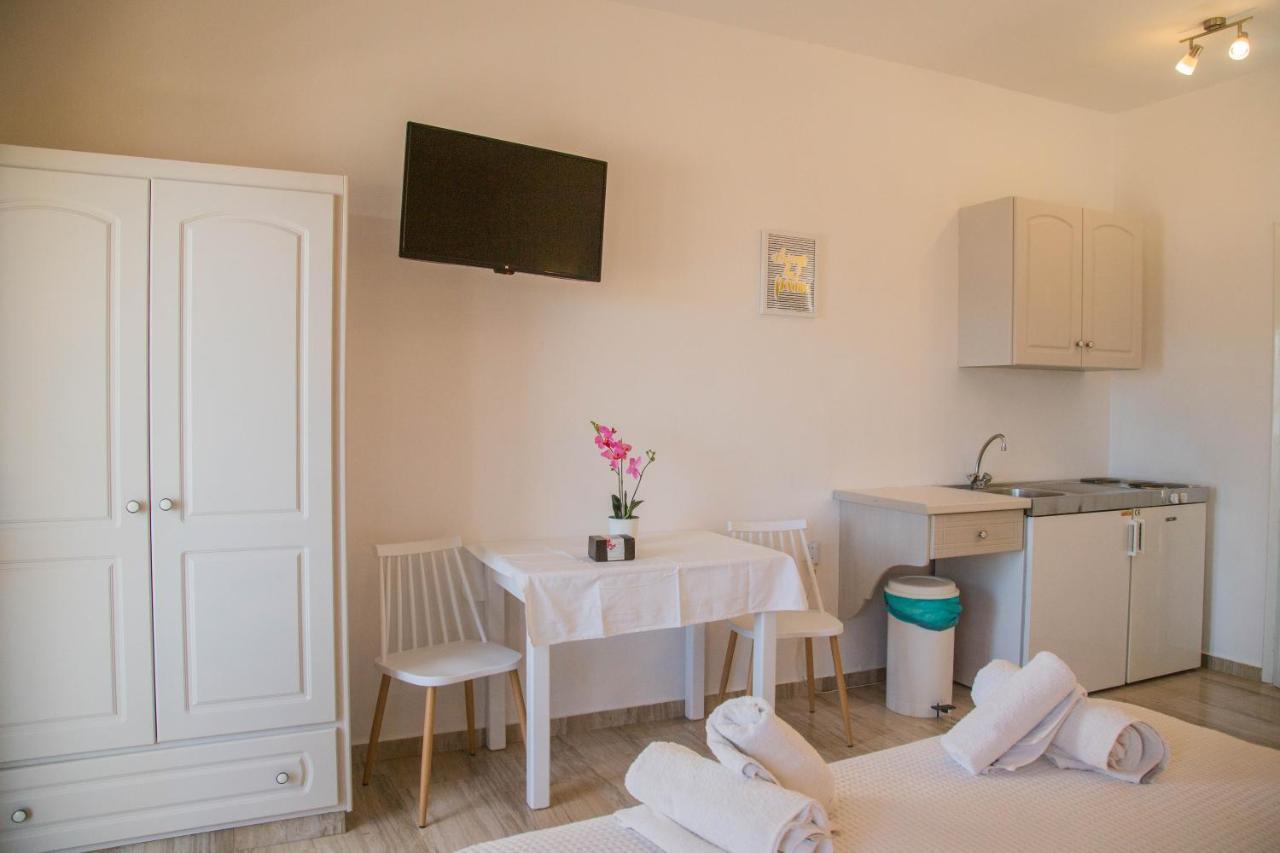 Theodora Rooms Poros Town Bagian luar foto
